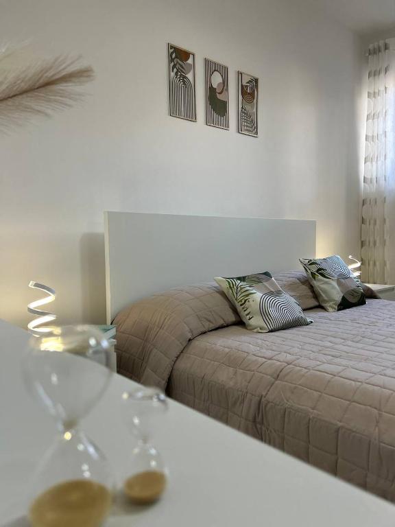 a living room with a couch and a table at 'Na Scalunera in Mezzojuso