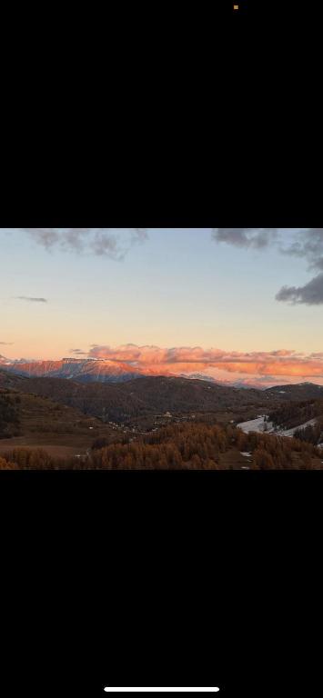 a view of a sunset from the top of a hill at Appartement Duplex Mezzanine Station Ski Valberg in Péone