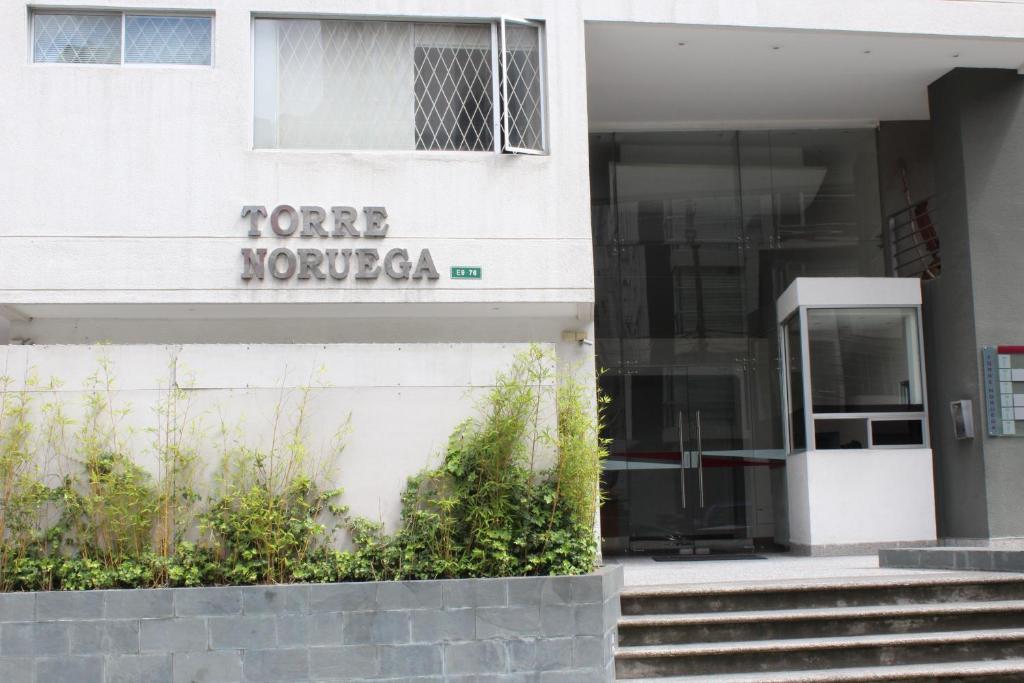 un edificio con un letrero que lee el antiguo Marruecos en Homevoyage Suites, en Quito