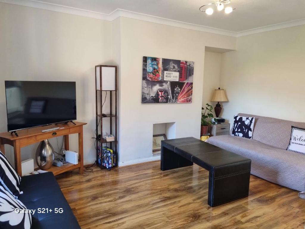 a living room with a couch and a flat screen tv at CosyColeby in Nottingham