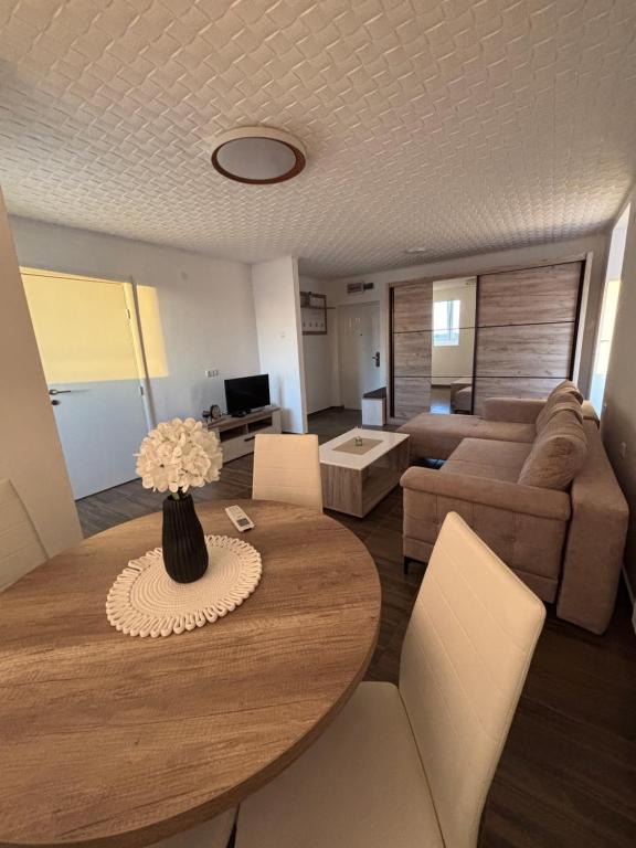 a living room with a table and a couch at M apartman in Paraćin
