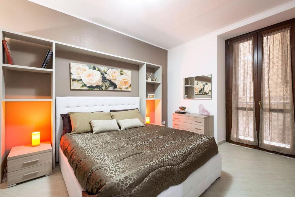 um quarto com uma cama grande e uma janela em Casa Petra ai Quattro Canti em Palermo