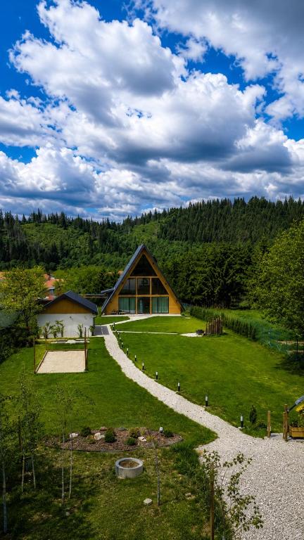 a large yard with a house and a building at Le Cabane Retreat in Lereşti