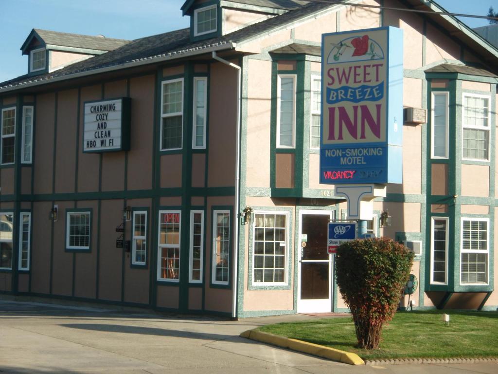 a building with a sign that reads sweet deeds inn at Sweet Breeze Inn Grants Pass in Grants Pass