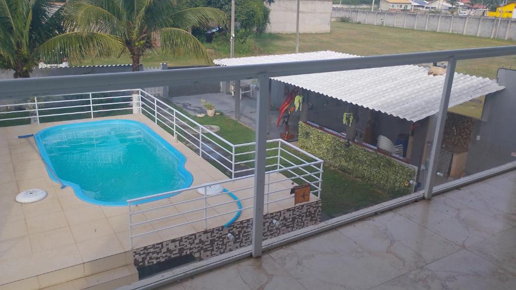 an overhead view of a house with a swimming pool at Casa condomínio clube in Araruama