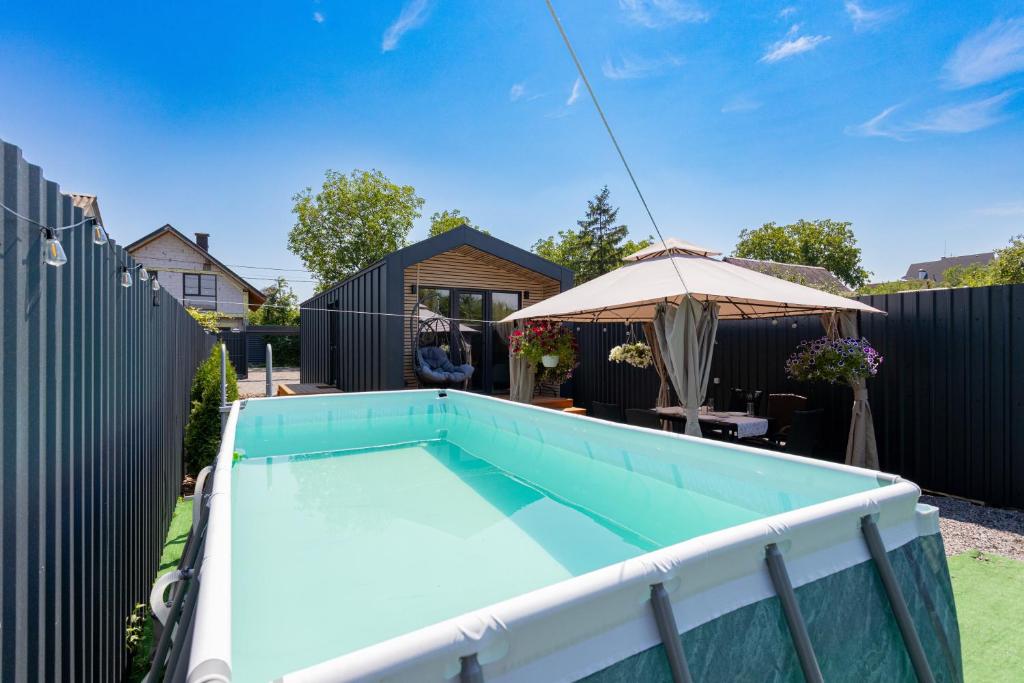 a swimming pool in the backyard of a house at Басейн Чан с Джакузи Дом Посуточно Осокорки Киев in Kyiv
