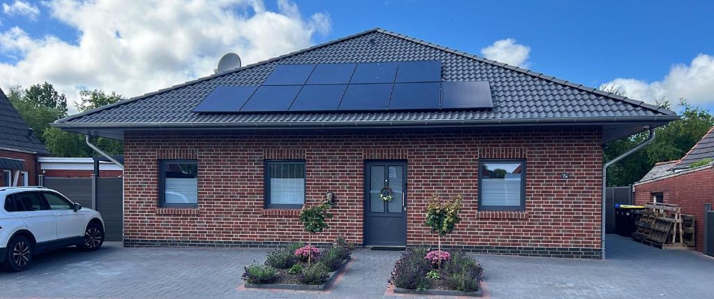 a house with a solar panel on top of it at Barrierefreie Ferienwohnung Morgentau in Pewsum, 1 - 4 Personen in Krummhörn