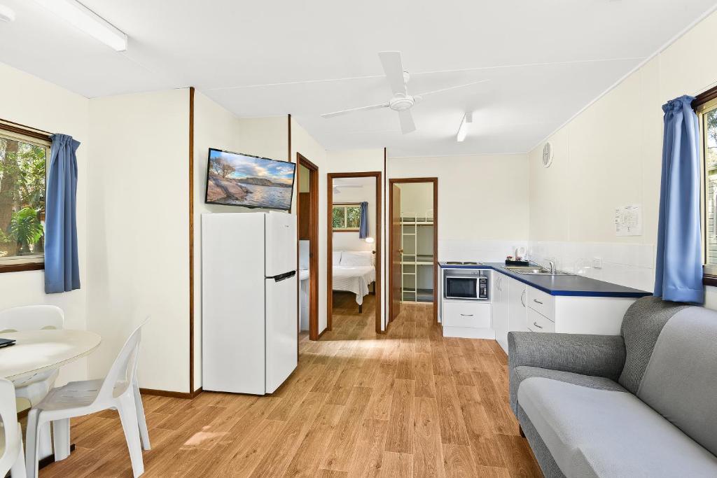 Kuchyň nebo kuchyňský kout v ubytování Flynns Beach Caravan Park