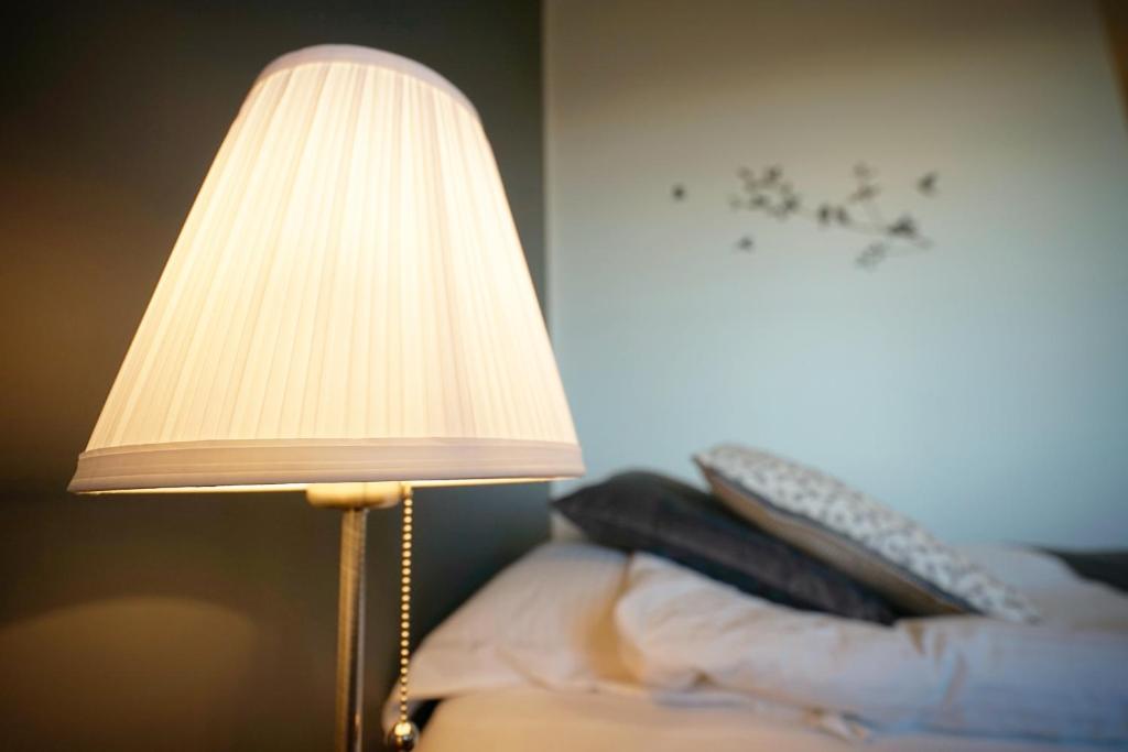 Postel nebo postele na pokoji v ubytování Grenivik Guesthouse