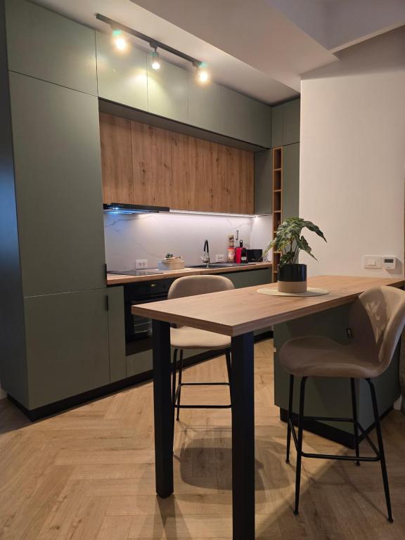 a kitchen with a table and chairs in a room at Cozy Central Home & Free Private Parking in Craiova