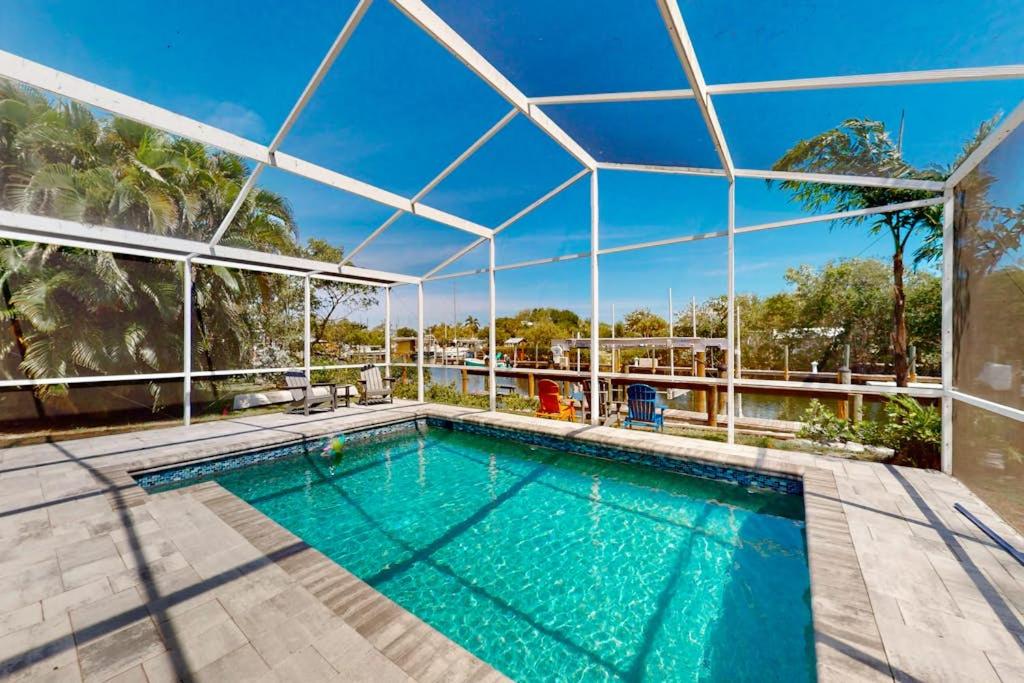 a swimming pool in a house with a glass ceiling at Casa de Brayli in Cortez