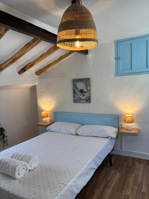 a bedroom with a bed with two towels on it at El Rincón de Laura - Quesada in Quesada