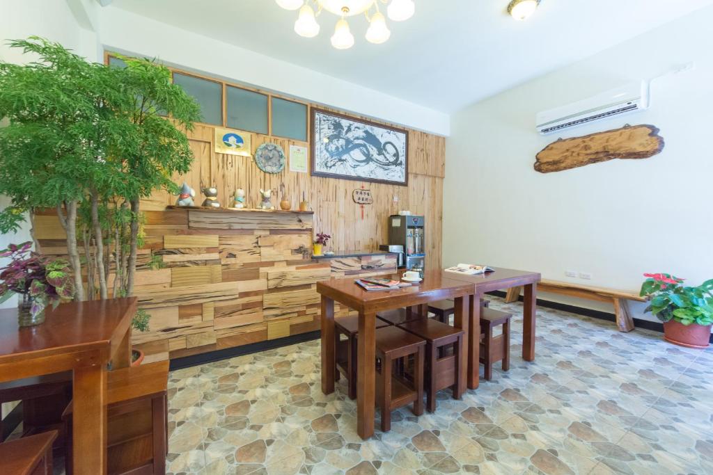 ein Restaurant mit einem Tisch und Stühlen in einem Zimmer in der Unterkunft Free Time B&B in Taitung