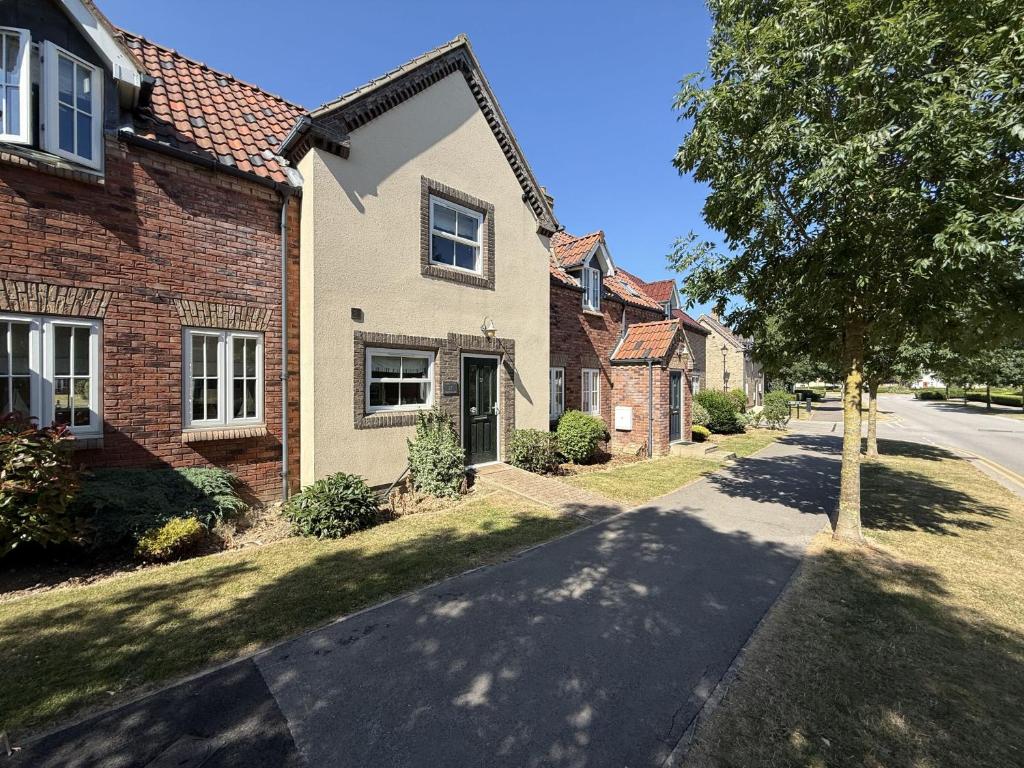 Family Tides at The Bay Filey, sleeps 5-6, 2 dogs welcome for free too - Housity
