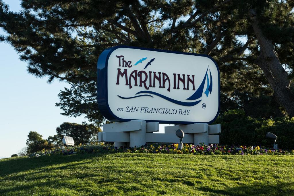 Um sinal para a estalagem marmita na baía de São Francisco. em The Marina Inn on San Francisco Bay em San Leandro