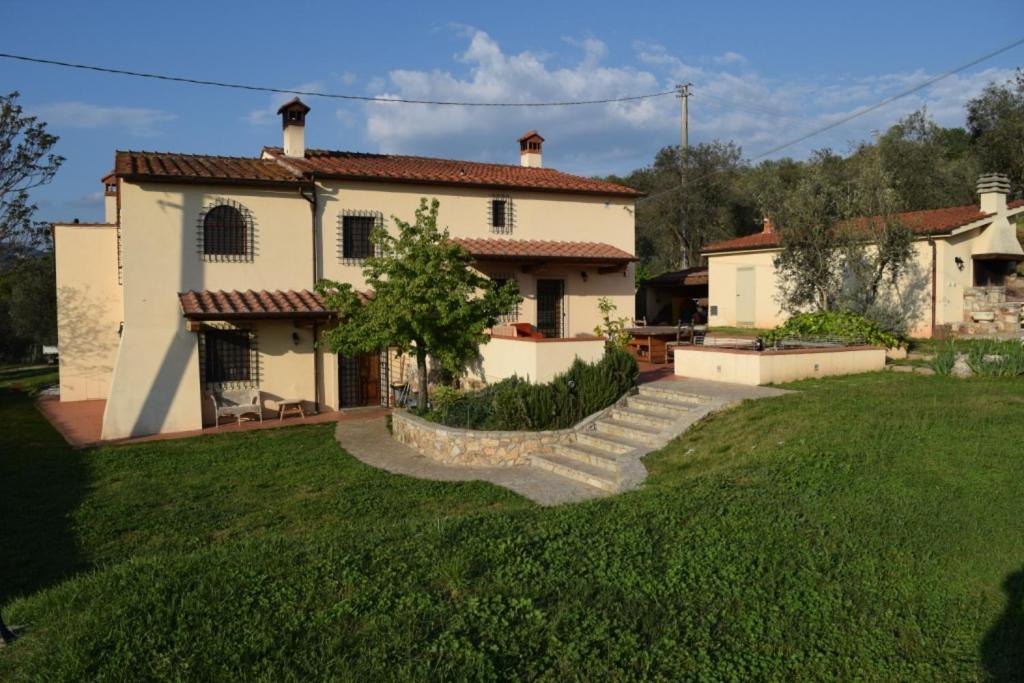 a large house with a yard with a house at La Valle dei Gobbi in Monsummano Terme