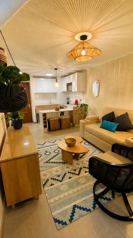 a living room with a couch and a table at Distrito Cavancha in Iquique
