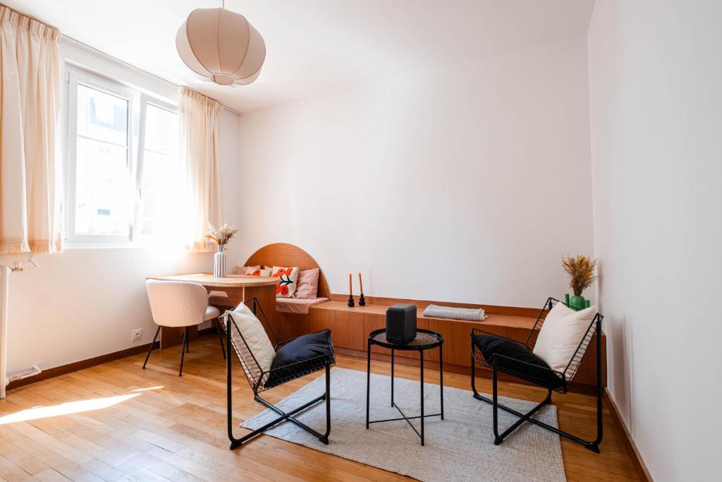 a home office with a desk and chairs at Studio Design Paris 20 min RER A in Nogent-sur-Marne