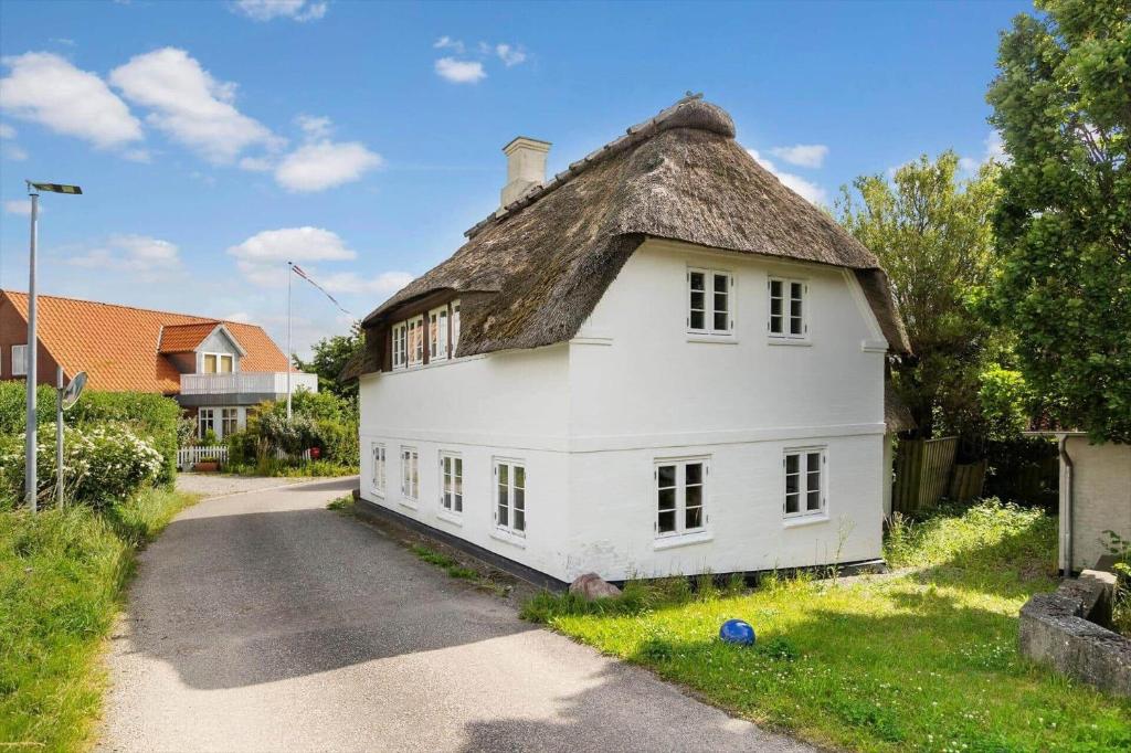 a white house with a thatched roof on a street at SB137-Grasten-Dalsgardvej-12 in Gråsten