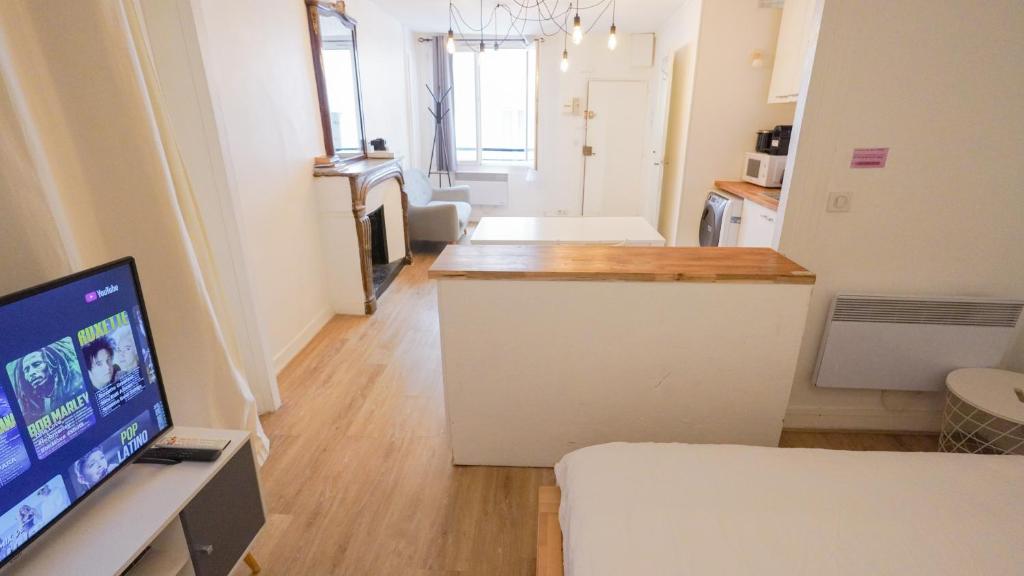 7 Historic Marais Studio near Bastille & metro