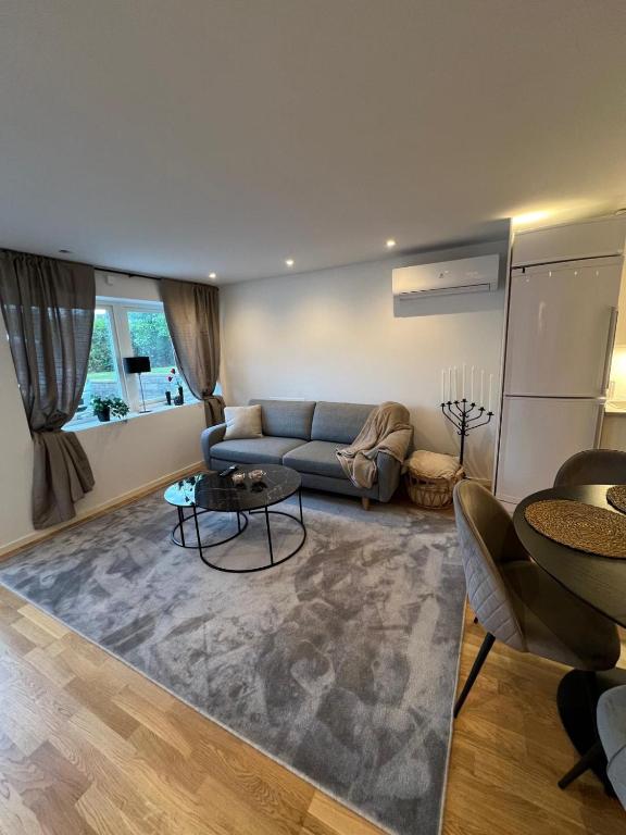 a living room with a couch and a table at Lägenhet nära badplatser, Önnered in Gothenburg