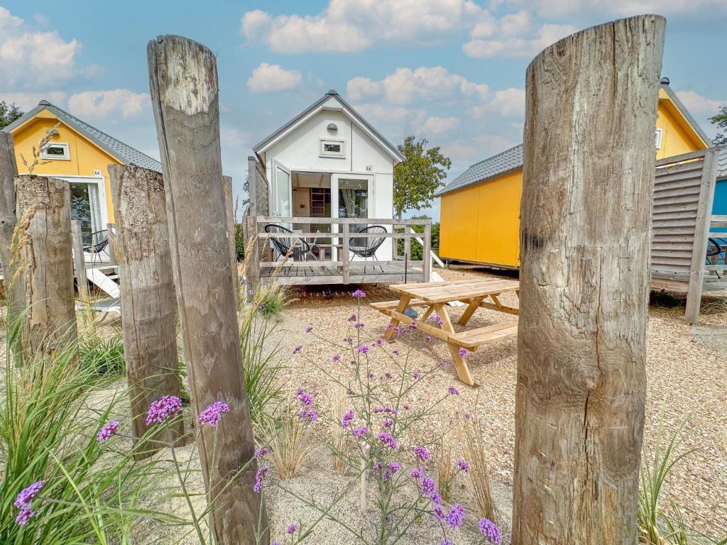 a house on the beach with a wooden fence at Seagul in Ellemeet