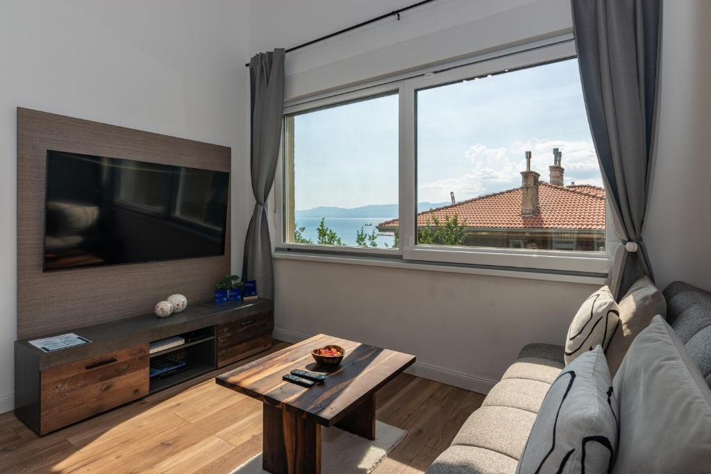Apartments with parking space Rijeka - 25524