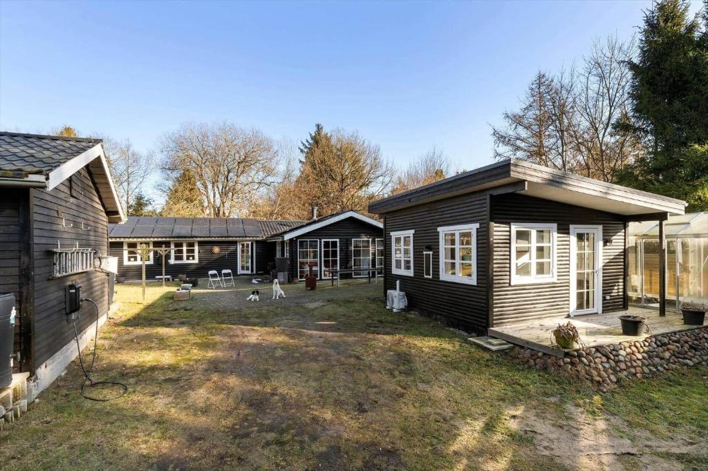 a large yard with a house and a building at 8880-Grenaa-Lyngtoften-49 in Selkær