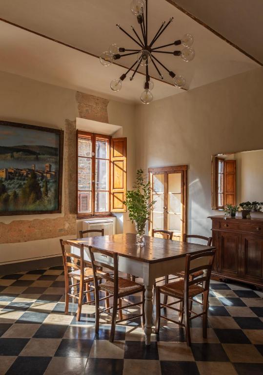 a dining room with a wooden table and chairs at Il Casone di Rigomagno in Rigomagno