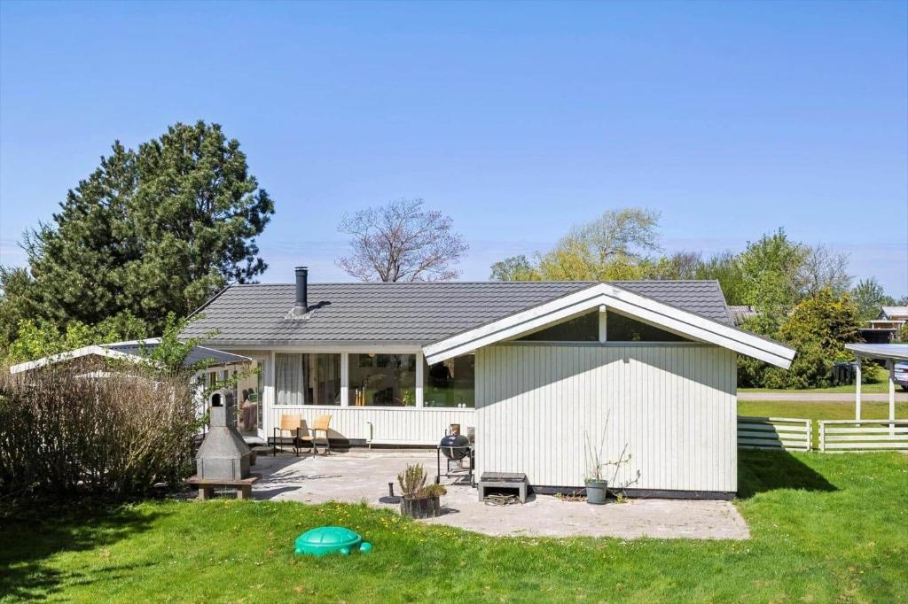 a house with a yard with a frisbee at SL364-Slagelse-Hirsevangen-4 in Strandlyst