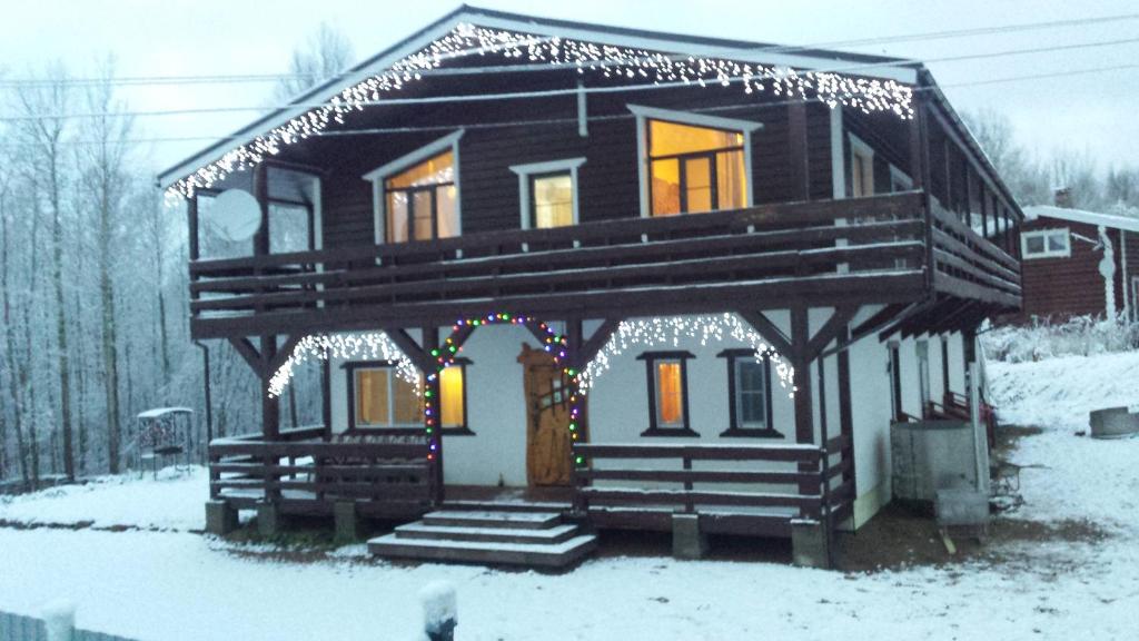 コロビツィノにあるCottage Alpiyskiy domikの雪中のクリスマス灯付小屋