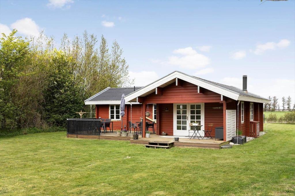 a small red house with a large yard at TV1729-Jerup-Engdraget-16 in Bratten Strand