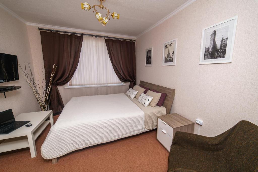 ディミトロフグラードにあるTeremokのベッドとデスクが備わるホテルルームです。