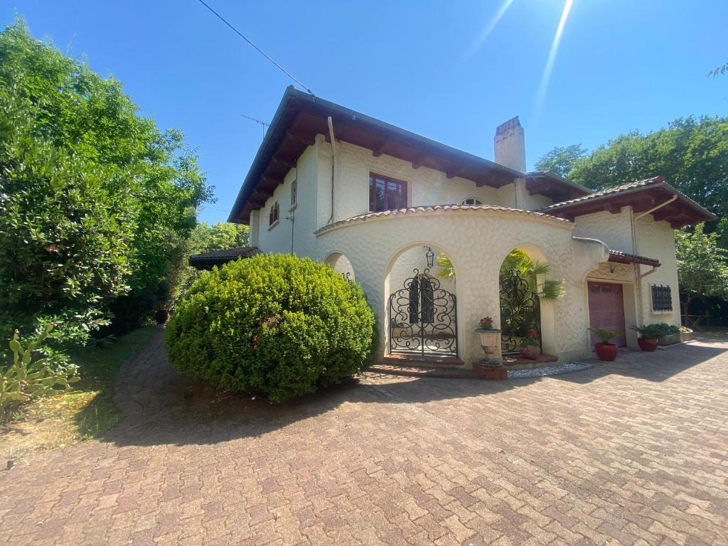 Villa avec Piscine Intérieure, 5 Chambres, Proche Plage et Commerces à Arcachon