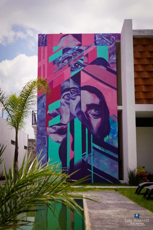 a mural on the side of a building at Casa Diamante Viñedos in Ezequiel Montes