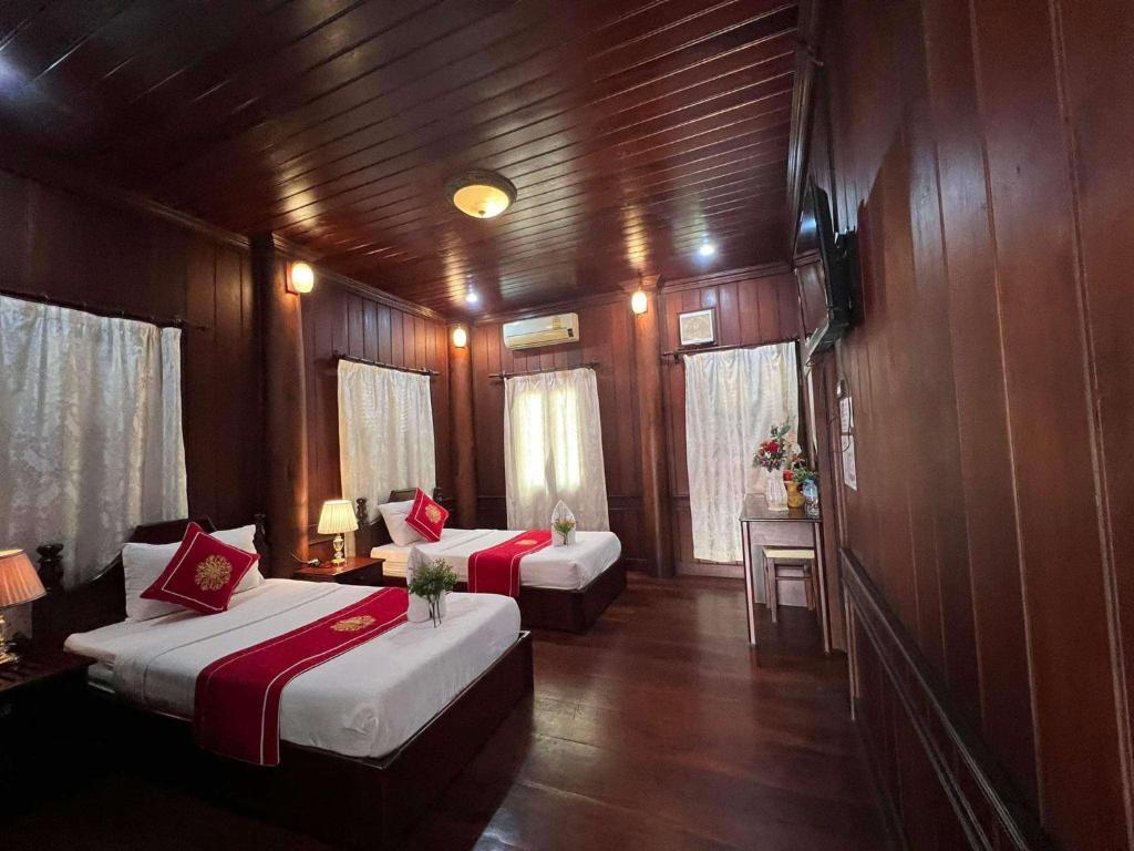 a room with two beds in a boat at Villa Vieng Sa Vanh Hotel & Travel in Luang Prabang