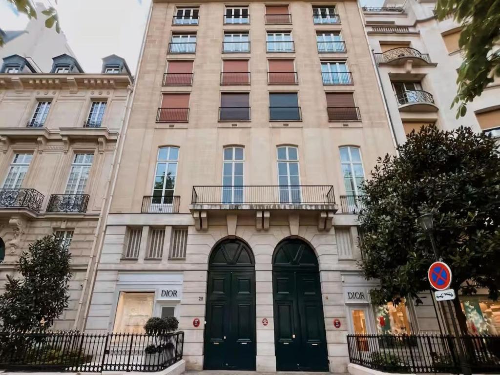 Champs-Elysées Apartment for 6 Guests