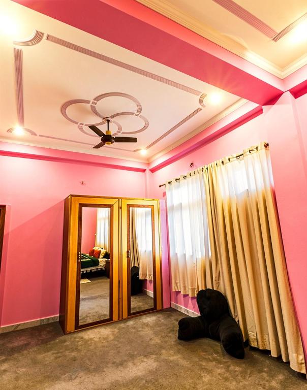 a room with pink walls and a ceiling at Mystic Paradise in Jaipur
