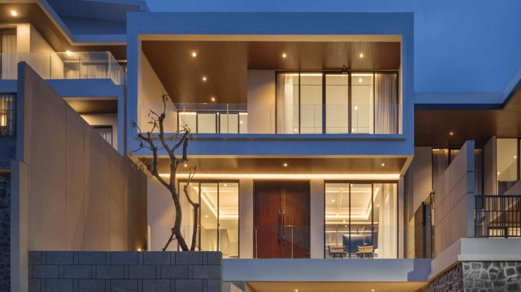 a view of a building at night at Alcola Boutique Villa - Dania Unit in Tlekung