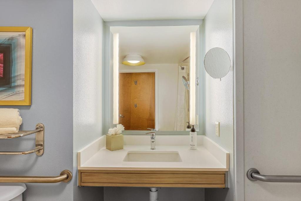 Crowne Plaza Ft Myers Gulf Coast, an IHG Hotel - 