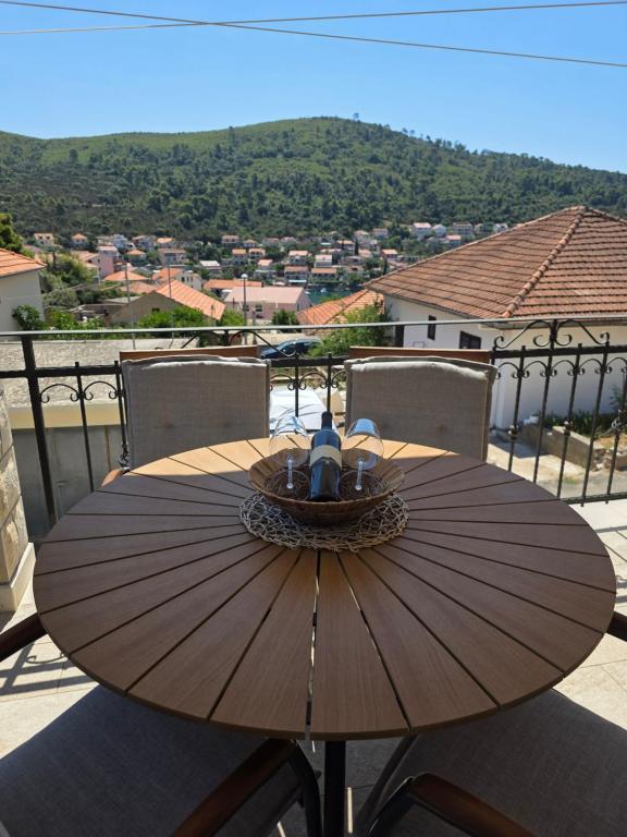 a wooden table with a bird nest on top of it at Nano Apartmani in Smokvica