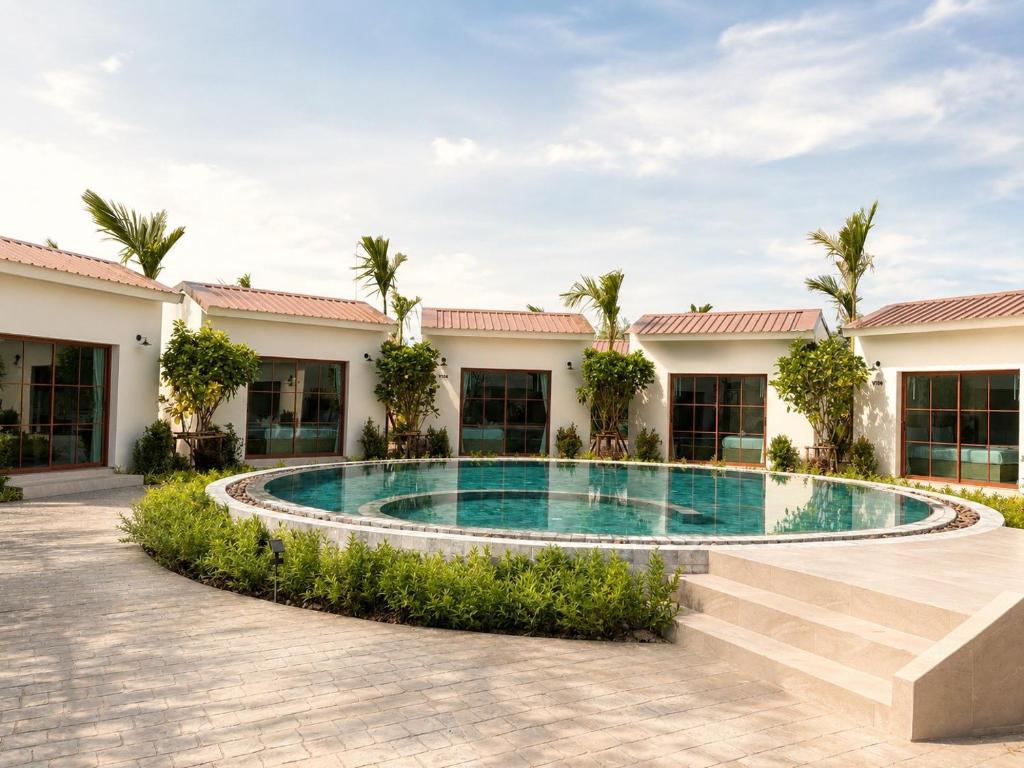 an exterior view of a villa with a swimming pool at Vanda Resort & Villa in Ban Thai Don (1)