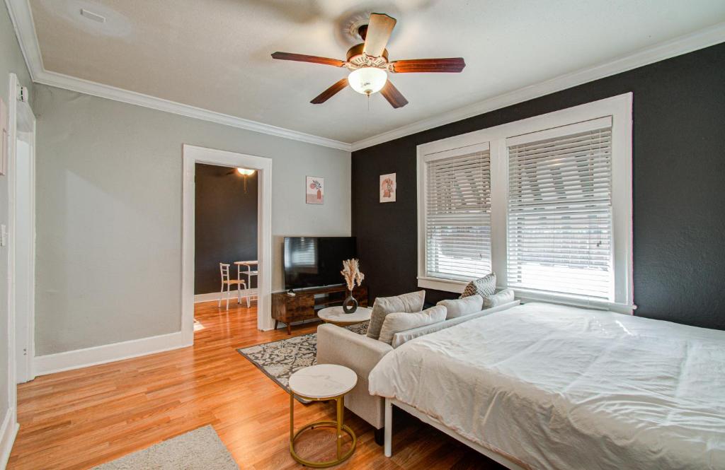 a bedroom with a bed and a ceiling fan at Cute Downtown Stay near Toyota Center & Midtown in Houston