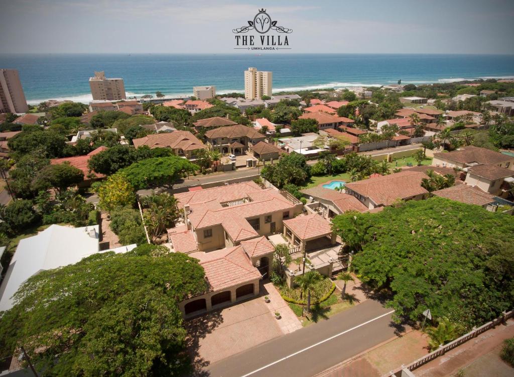 una vista aerea di un quartiere residenziale con l'oceano di The Villa Umhlanga a Durban