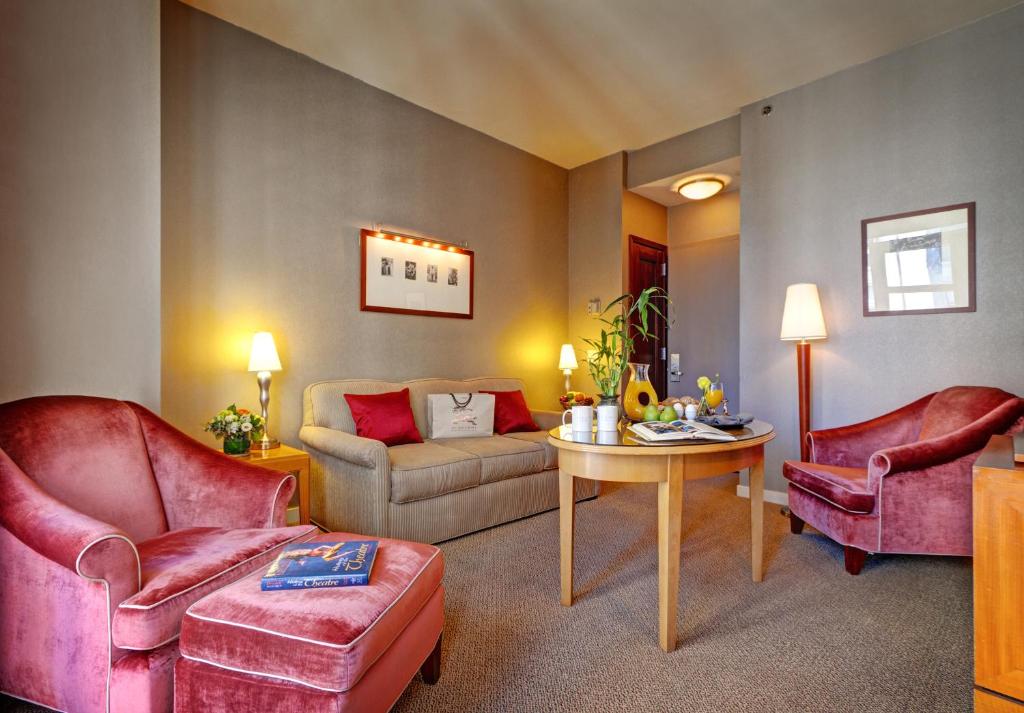 Posezení v ubytování Hotel Giraffe by Library Hotel Collection
