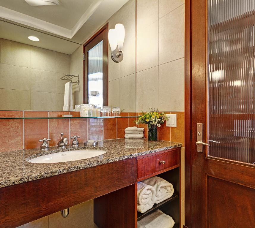 Hotel Giraffe by Library Hotel Collection photo