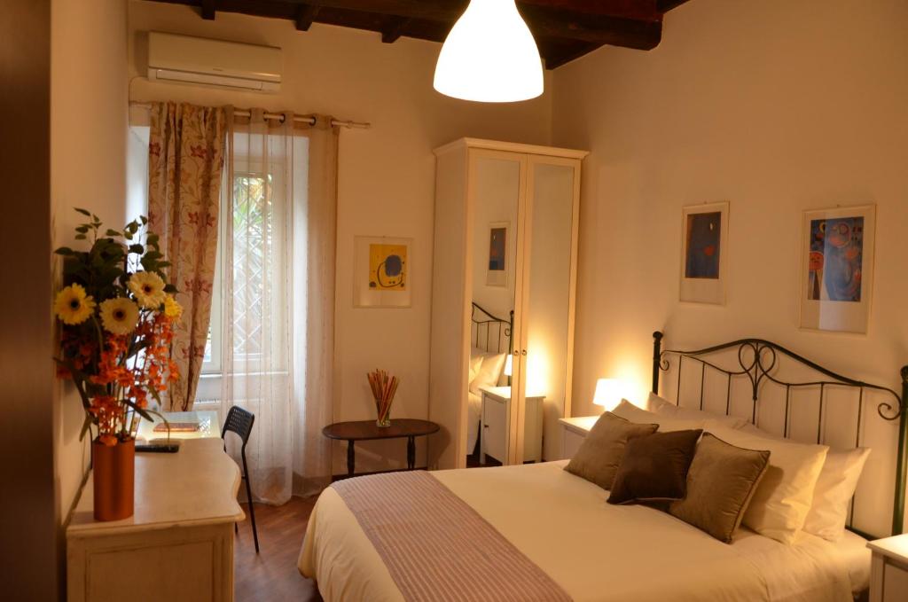 ローマにあるBenedetta Trastevereのベッドルーム1室(ベッド1台、テーブル、窓付)