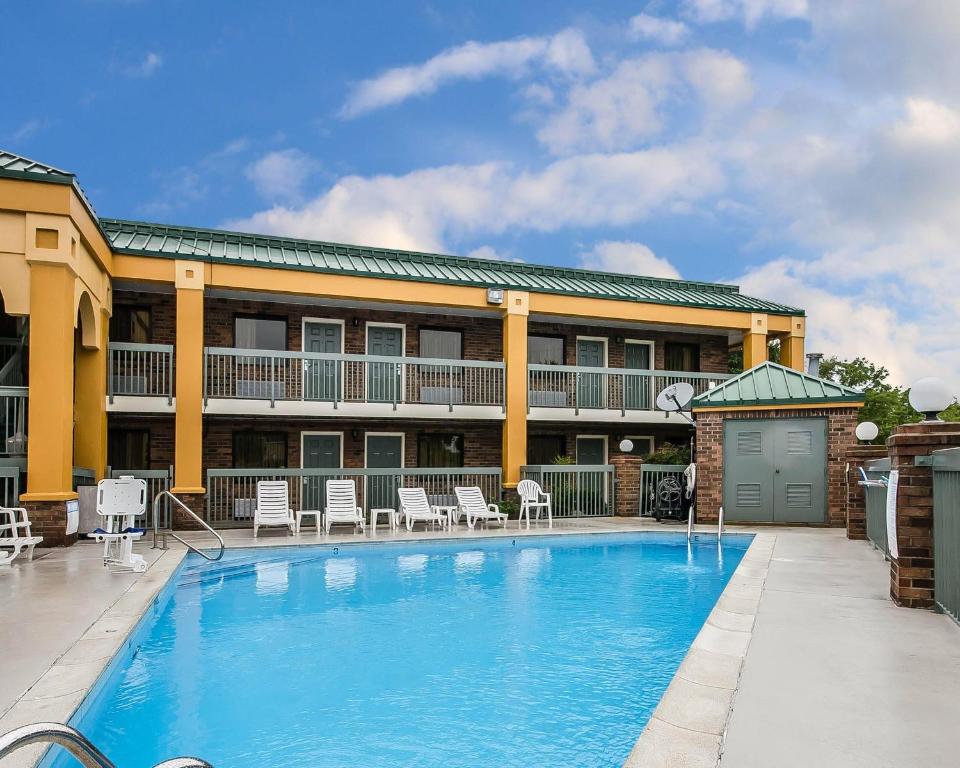 a large swimming pool in front of a hotel at Quality Inn Franklin South in Franklin