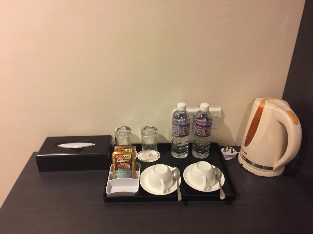 Příslušenství pro přípravu čaje a kávy v ubytování Premierz Hotel