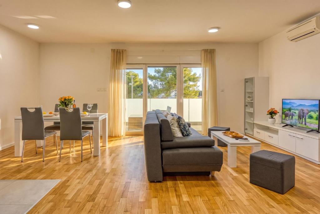 Cikat Bay Modern Apartment /w Balcony - Happy Rentals